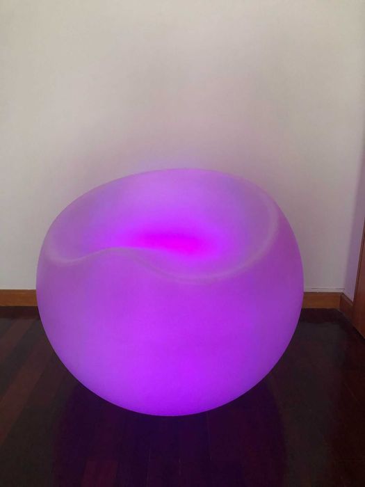 Banco com luz led RGB recarregável.