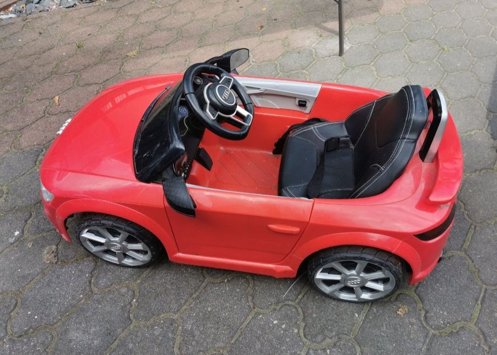 Samochód Audi i skuter Vespa na akumulator