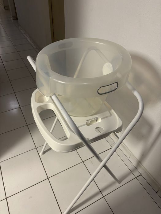 Banheira (e balde) para banho de bébé com suporte único (como novo)