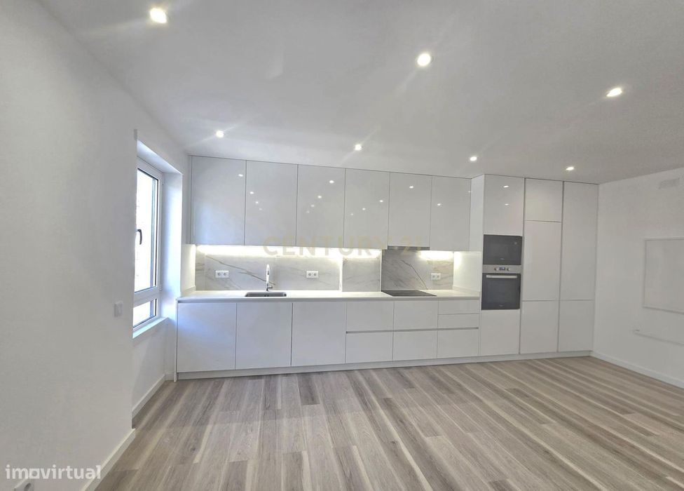 Apartamento T3 renovado com  excelente localização  na Nazaré — Nazaré, Leiria