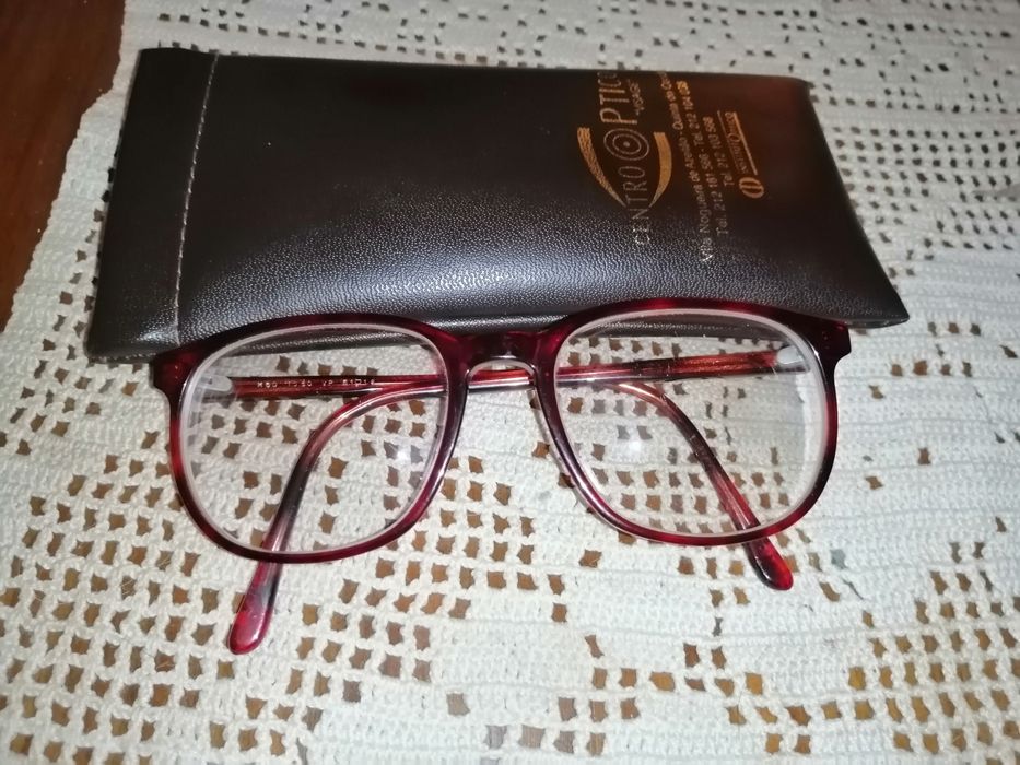 Várias armações de óculos