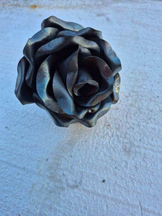 Ŕóża ręcznie kuta