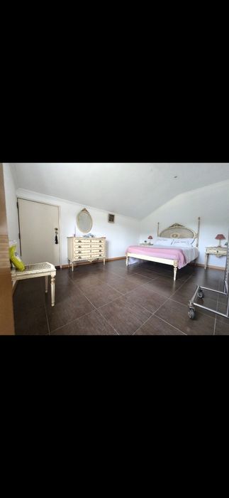 Cama e mobília de quarto