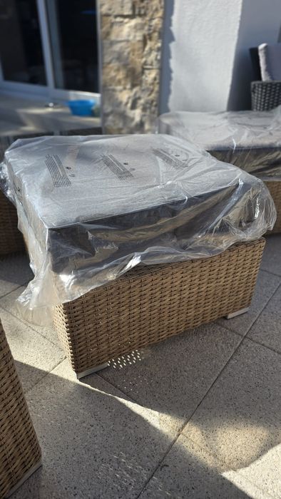 Mesa de jardim e 2 bancos com almofadas  novos