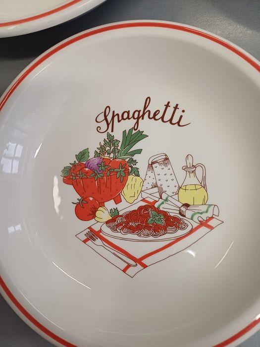 Duża miseczka z 5 -cioma talerzami spagetti
