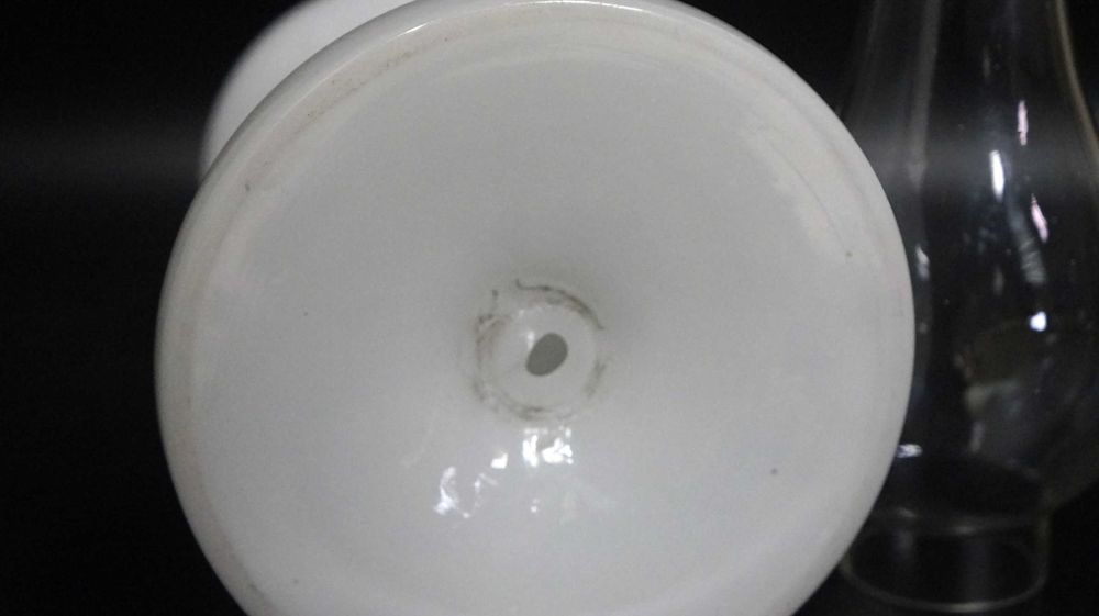 Piękna szklana  lampa naftowa   oryginał antyk