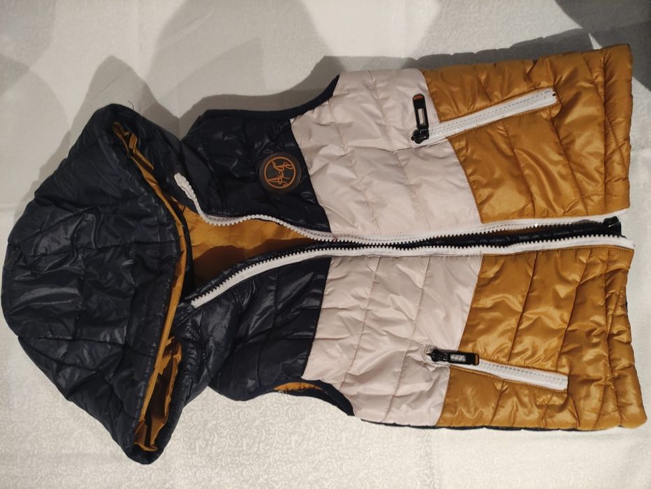 Colete menino com capuz