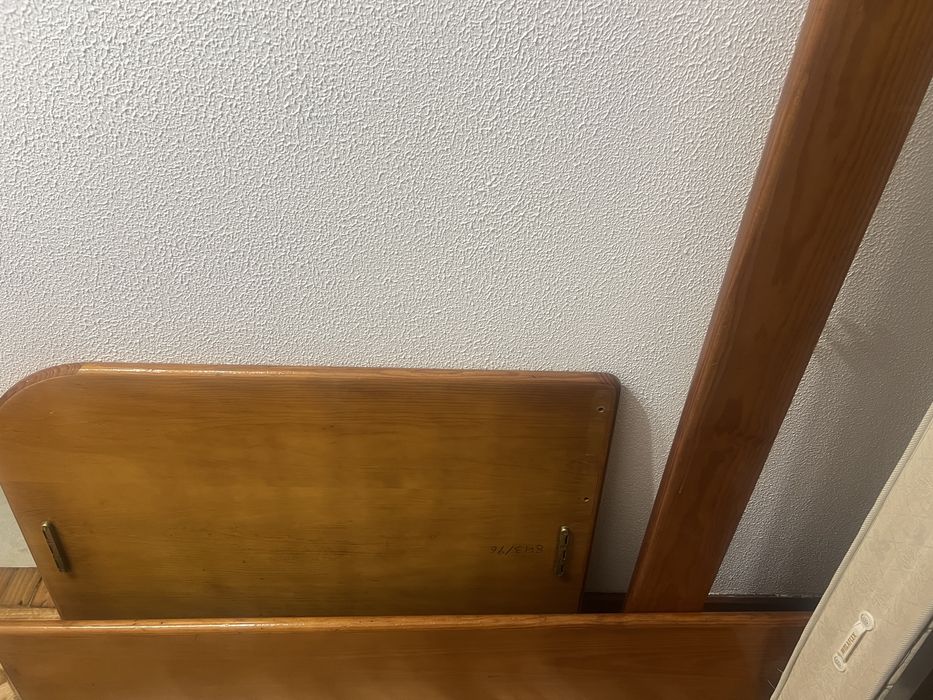 Cama, estrado, colchão (madeira maciça, molaflex)