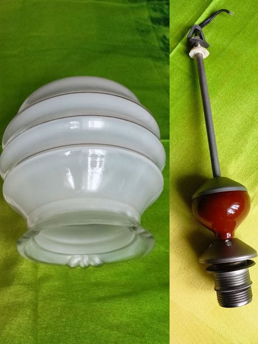 Lampa z okresu PRL z białym kloszem zdobiona porcelanową kulą