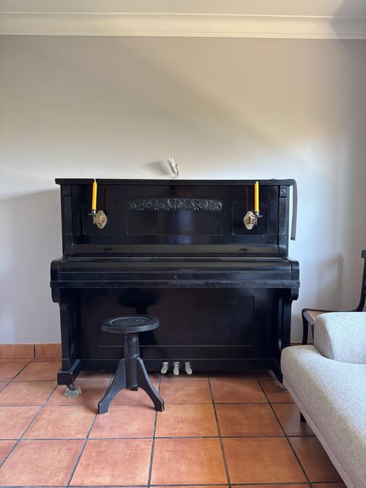 Piano vertical GRAF da década de 40