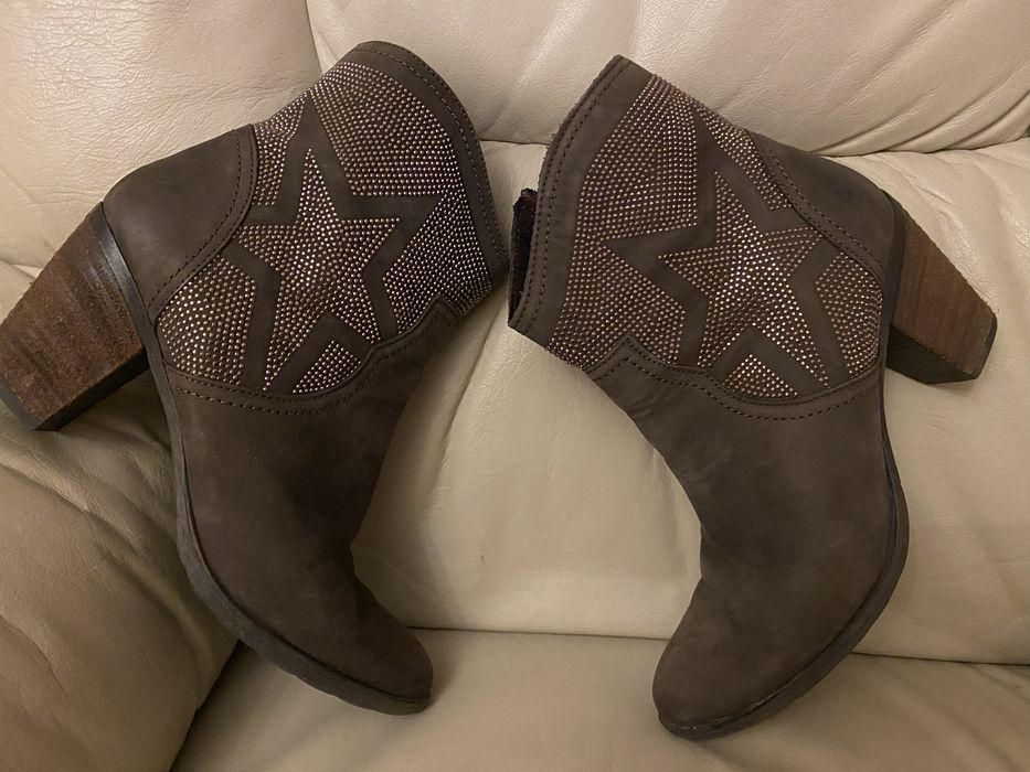 Tamaris. 40. Botki, skora naturalna. Zdobione.