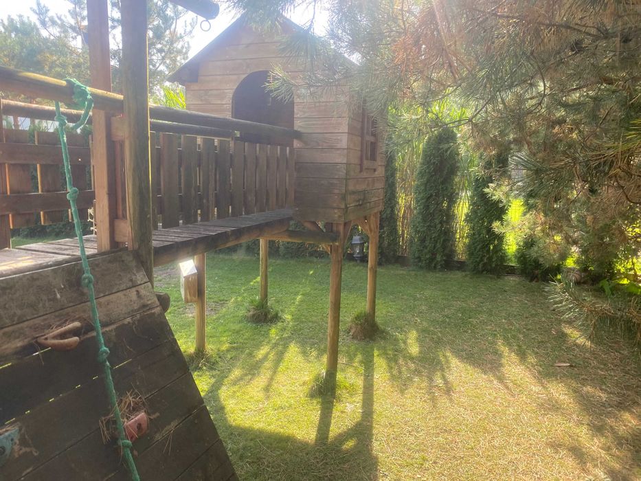 Duży drewniany plac zabaw dla dzieci – domek, zjeżdżalnia, wspinaczka