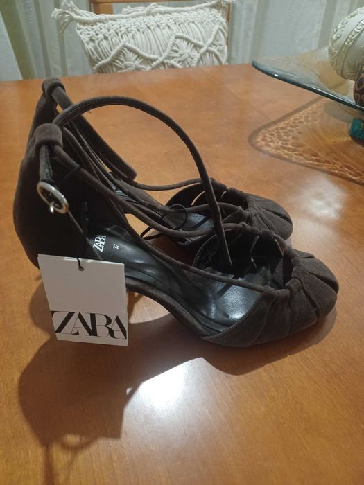 Sapatos abertos aveludados da Zara novos com etiqueta