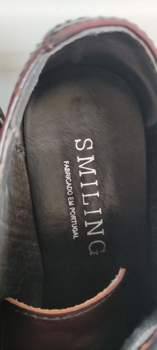 Sapatos envernizados preto e bordeaux