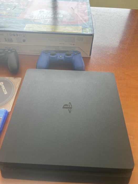 Playstation 4 - 2 comandos e 2 jogos