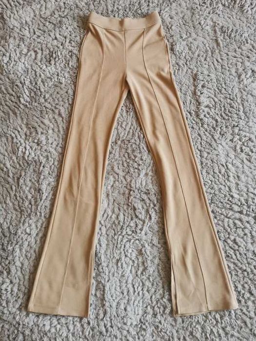 Bershka XS spodnie rozszerzane, prążki , jasny beż