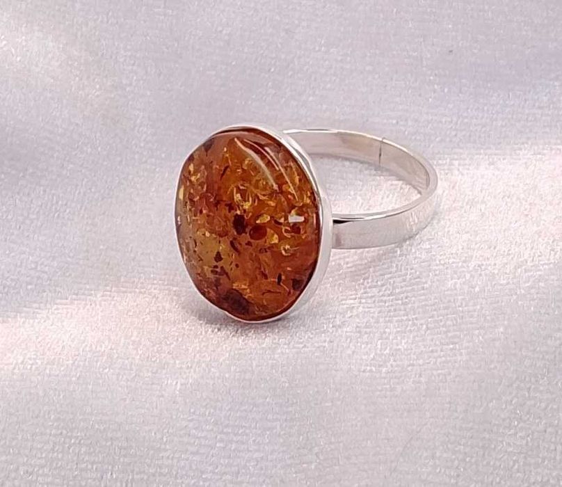Srebrny pierścionek z bursztynem