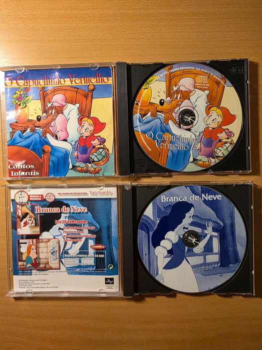 2 CD-ROMs infantis com "O Capuchinho Vermelho" e "Branca de Neve"