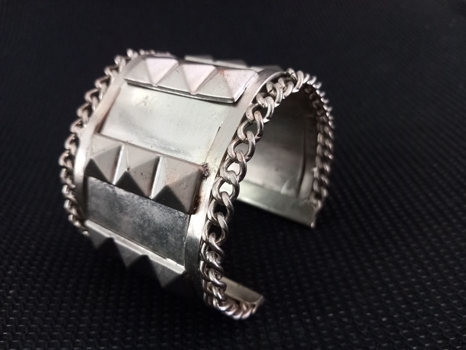 Bracelete Punk Prateada com Tachas Pirâmide. Estilo Rock / Alternativo