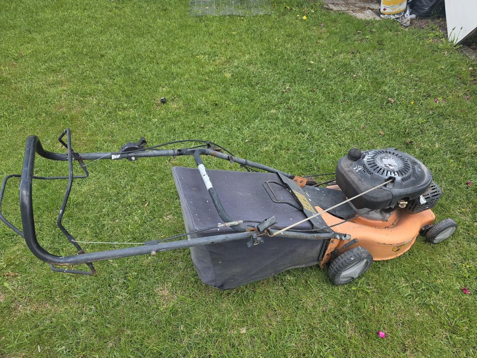 Vendo  máquina de cortar relva a gasolina