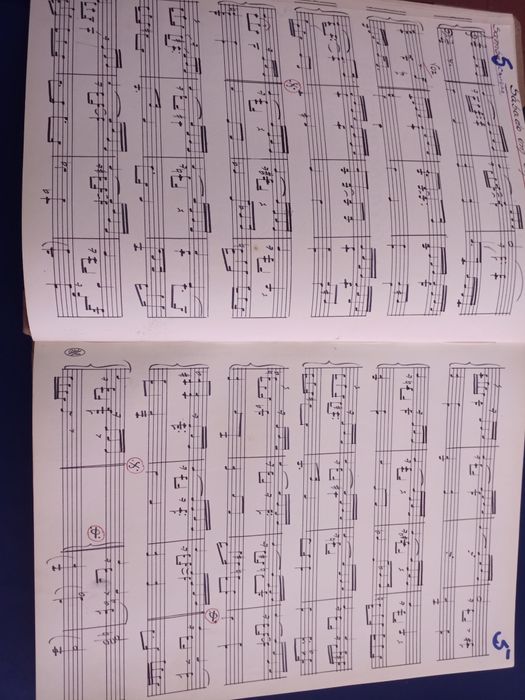 Dois livros com partituras musicais