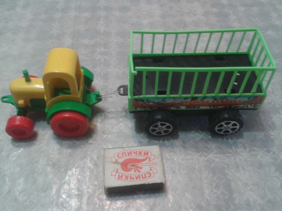 Игрушки машинки.