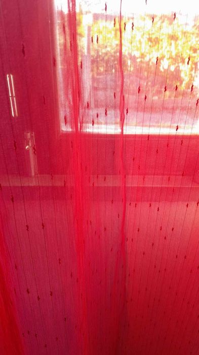 Cortinados vermelhos argolas