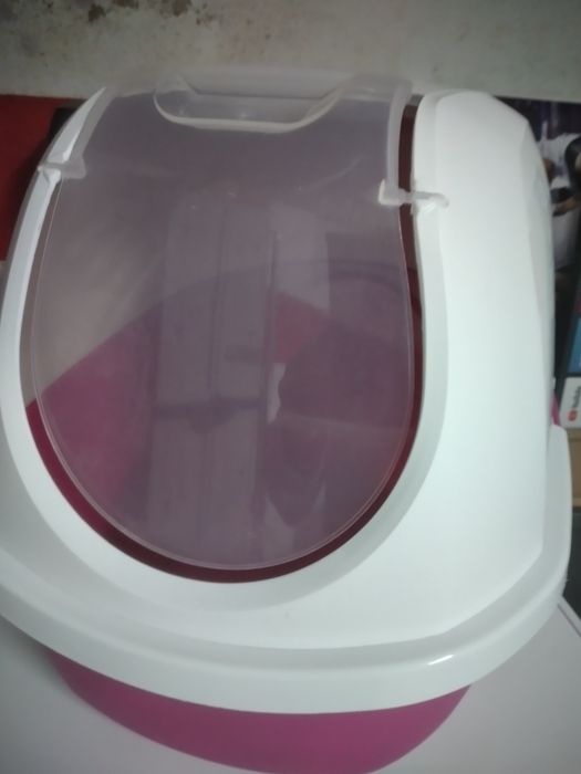 WC para gato pequeno branco e rosa