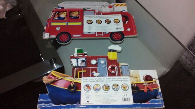 2 livros rigidos mto bonitos da mesma colecao