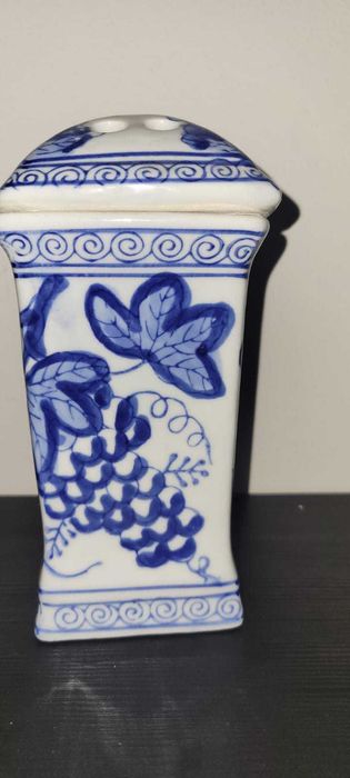 Jarrinha / Suporte de Flores (Flower Frog) em Porcelana Azul e Branca