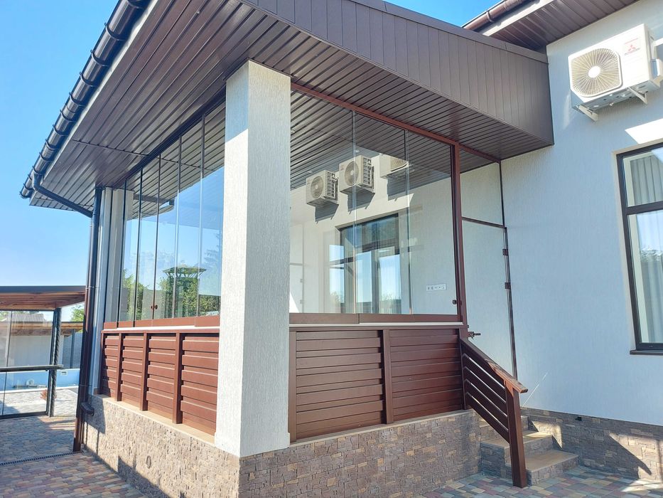 Безрамне скління альтанок та веранд від виробника. Якісно та надійно.