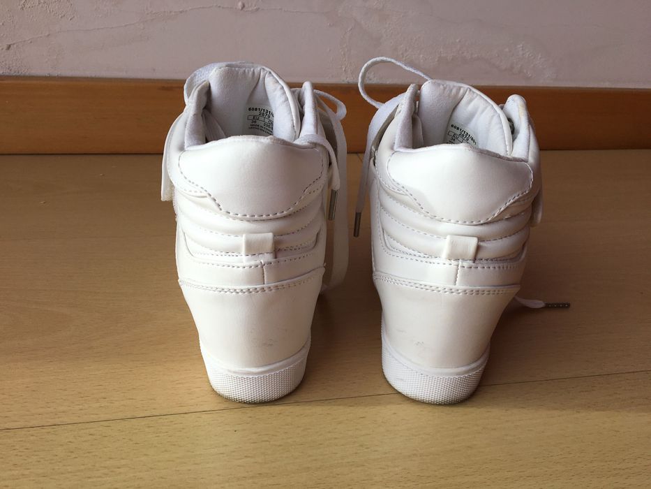 Sapatilha branca com salto interior