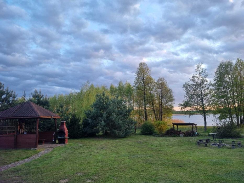 Drewniany domek nad jeziorem Mazury