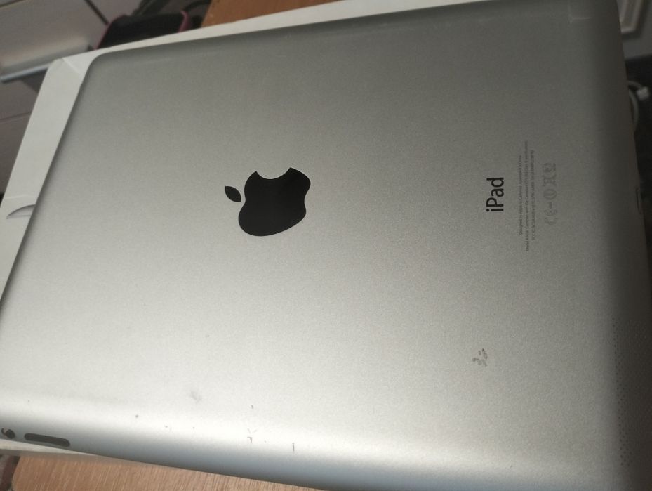 Ipad 4  9.7 яскравий екран , АКБ норм.