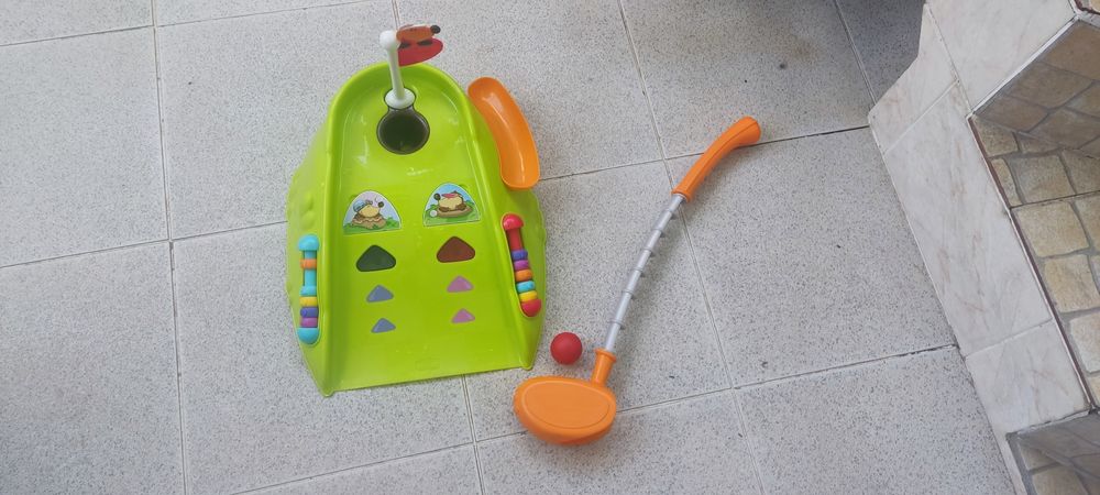 Minigolfe de brincar de criança