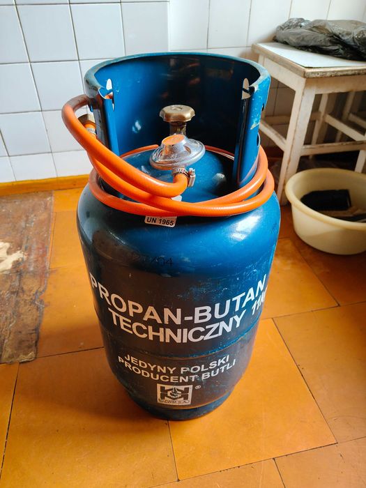 butla gazowa pełna z reduktorem, weżem i śrubą