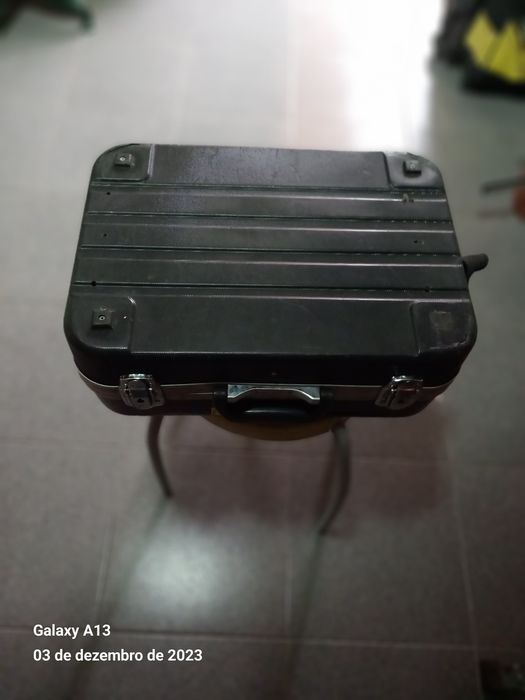 Mala preta plástico duro