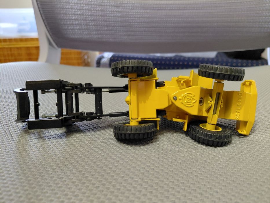 Miniatura Joal - Volvo BM L70 com Garra de Troncos - Escala 1:50