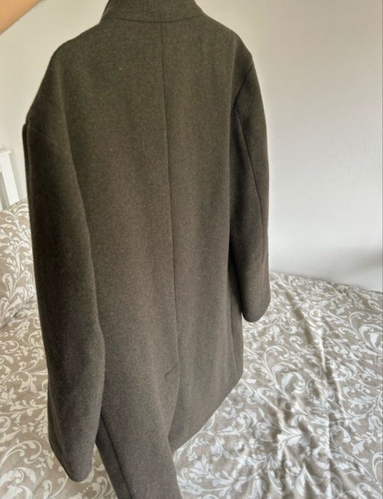 Sobretudo verde musgo com gola dupla • Estiloso • Zara