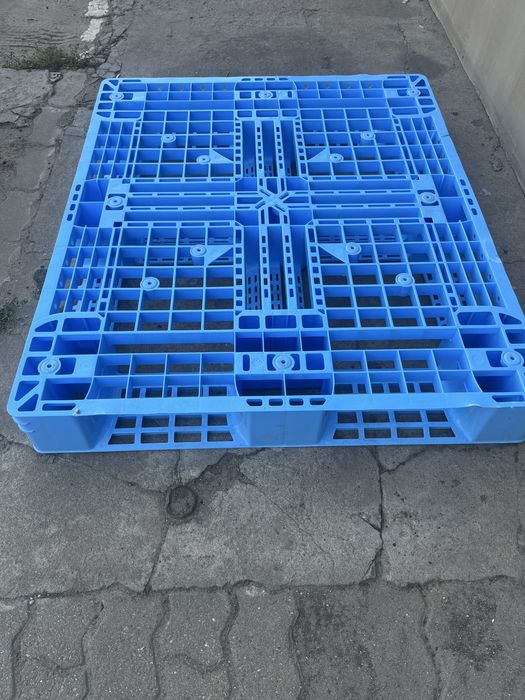 Palety plastikowe 100x120 bardzo mocne