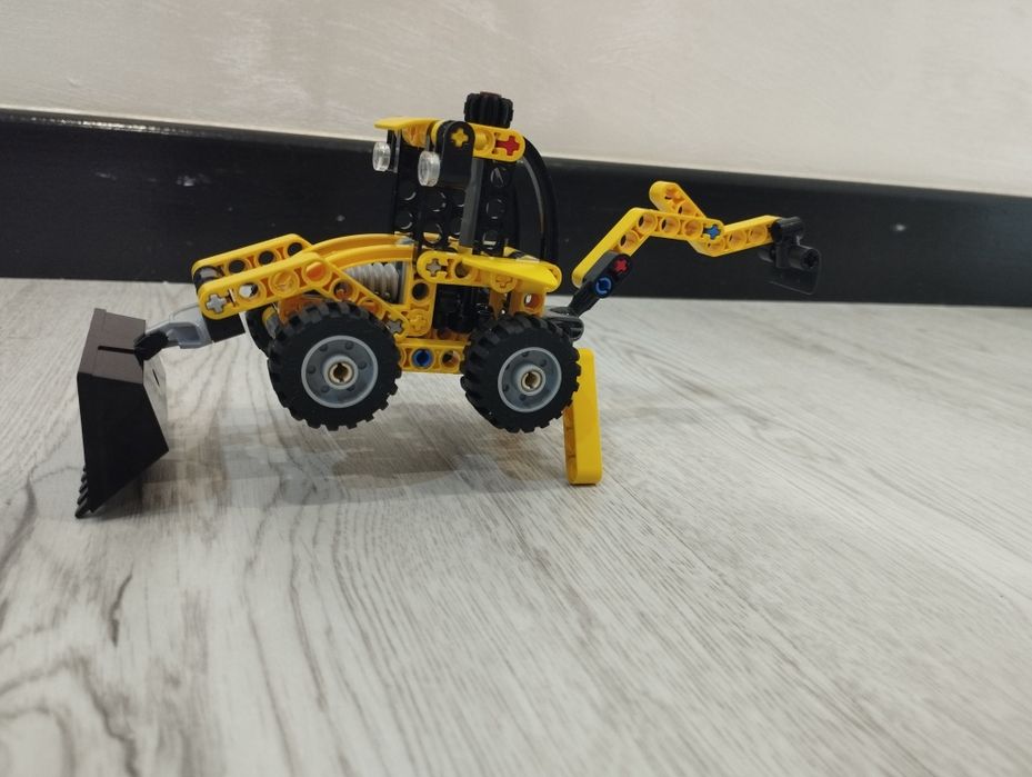 Zestaw klocków Lego technic 42197 mała  koparka