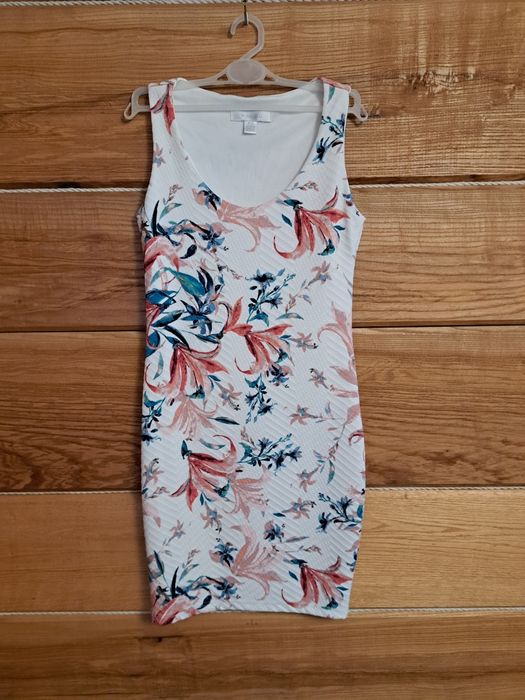 Elegancka ołówkowa sukienka w kwiaty xs s