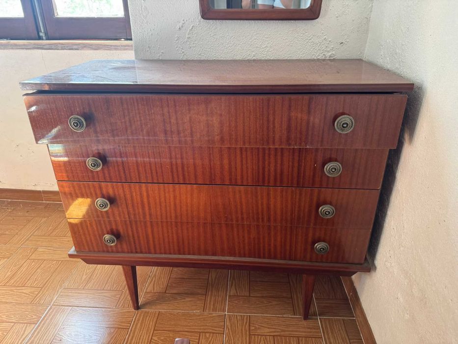 Mobilia de quarto com cama de casal e colchão