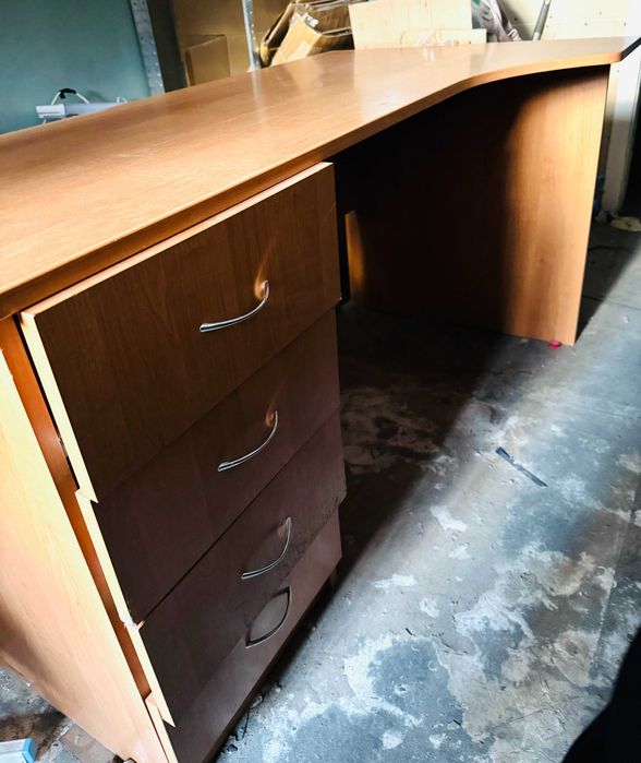 Письменный стол с закругленной стороной Разм 150на60и80на78см. Срочно