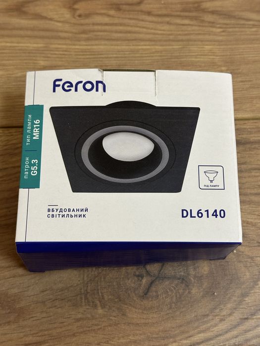 Два вбудованих світильники Feron DL6140 з лампою типу GU5.3 .