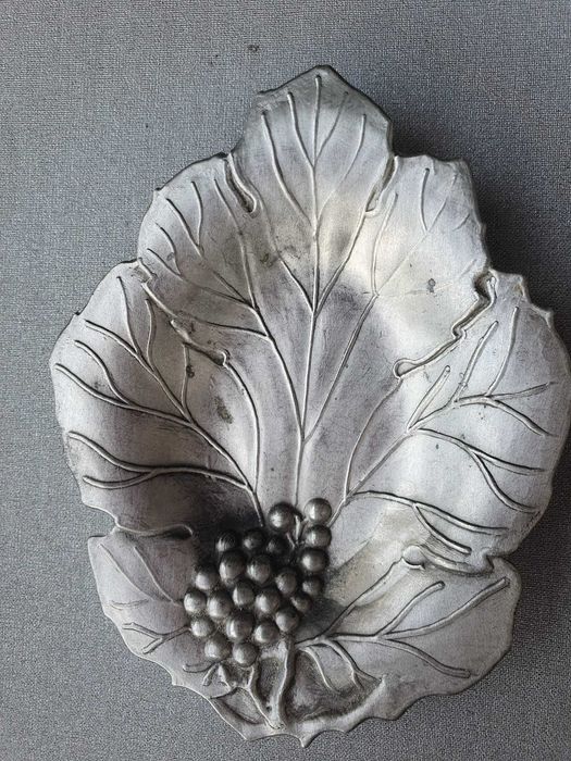 Três pequenos pratos em porcelana, casquinha e estanho