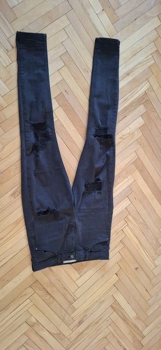 Czarne spodnie rurki z dziurami