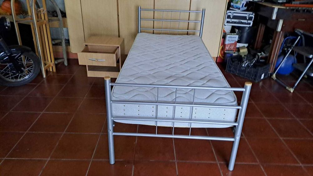 Cama individual com colchão com mesinha de cabeceira