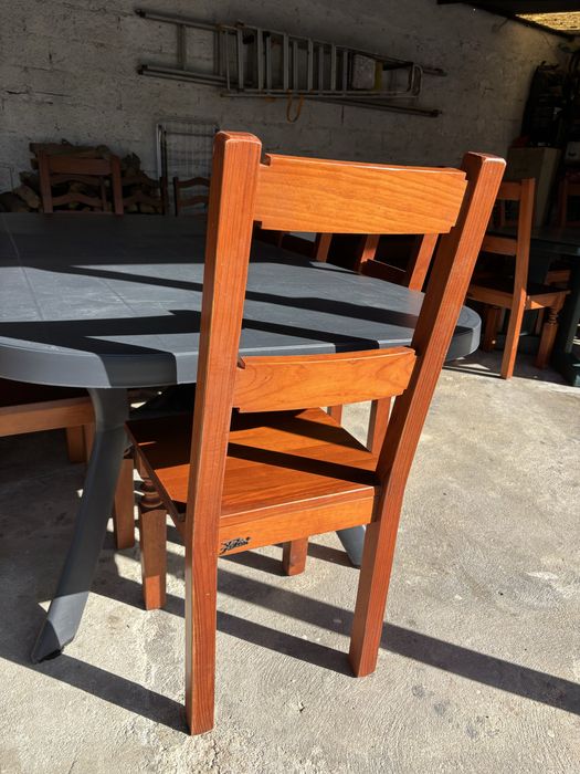 12 Cadeiras madeira maciça - vendo à unidade ou o conjunto, atençao no preço se comprar as 12 unidadades