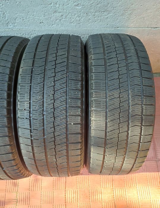 Шини Bridgestone Blizzak VRX2 в розмірі 215/55 R17